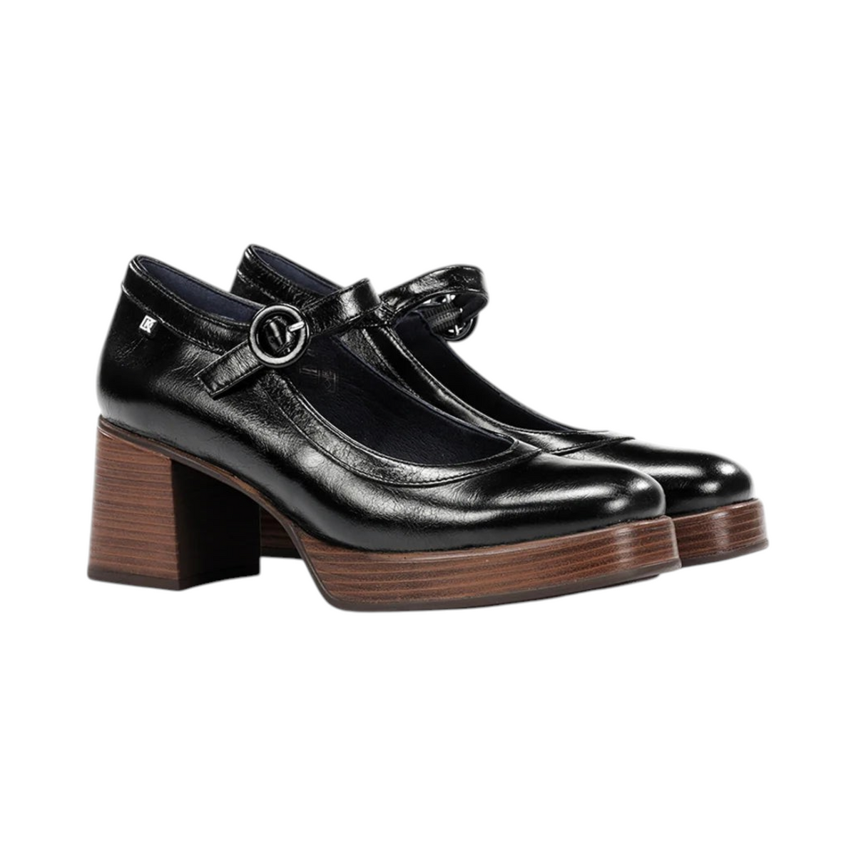 Zapatos de tacón TELOPEA de La Mariposa, color negro, con plataforma y tira con hebilla redonda. Vista lateral del par.