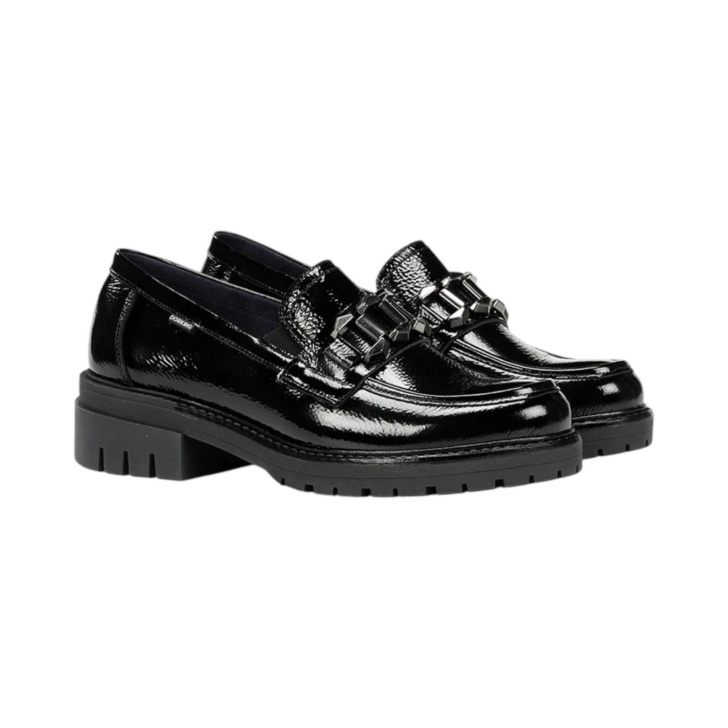 Mocasines VERBENA de La Mariposa, color negro, con adorno en la pala y suela gruesa. Vista lateral del par.