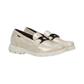Mocasines VINCA de La Mariposa, color beige, con acabado brillante, adorno negro y suela clara. Vista lateral del par.