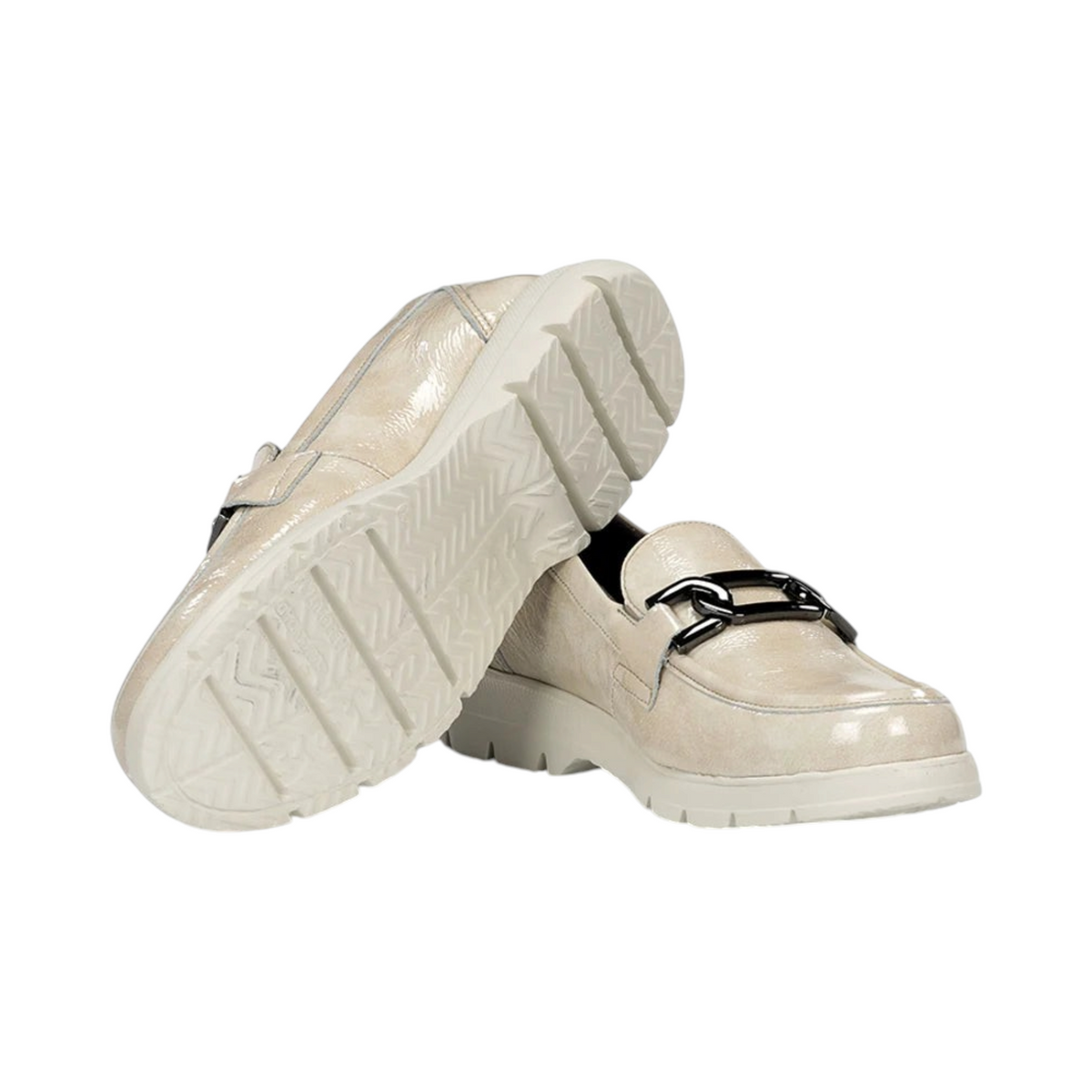 Mocasines VINCA de La Mariposa, color beige, con acabado brillante, adorno negro y suela clara. Vista suela y frontal del par.