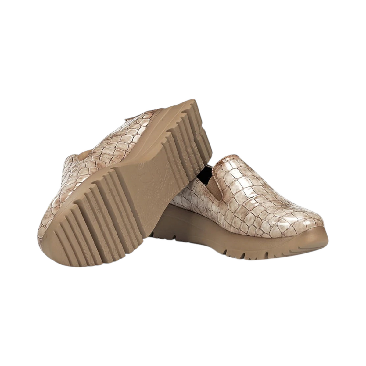 Zapatos sin cordones VIOLA de La Mariposa, color beige, con relieve y suela gruesa. Vista suela y frontal del par.