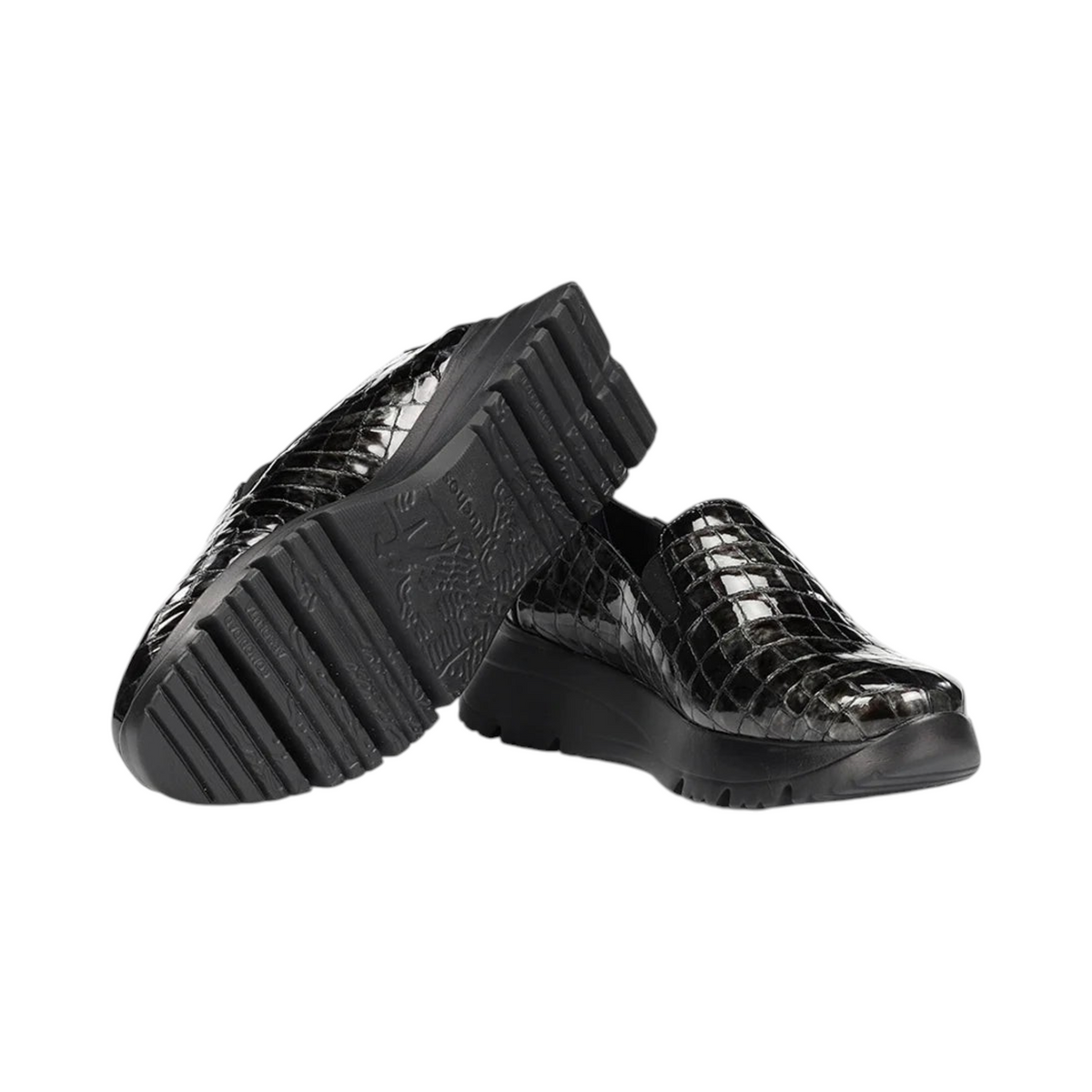 Zapatos sin cordones VIOLA de La Mariposa, color negro, con relieve y suela gruesa. Vista suela y frontal del par.