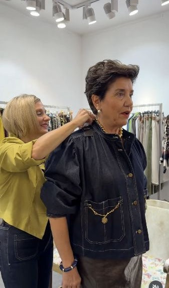Cati y Sílvia en un momento de sus vídeos, en la tienda de La Mariposa.